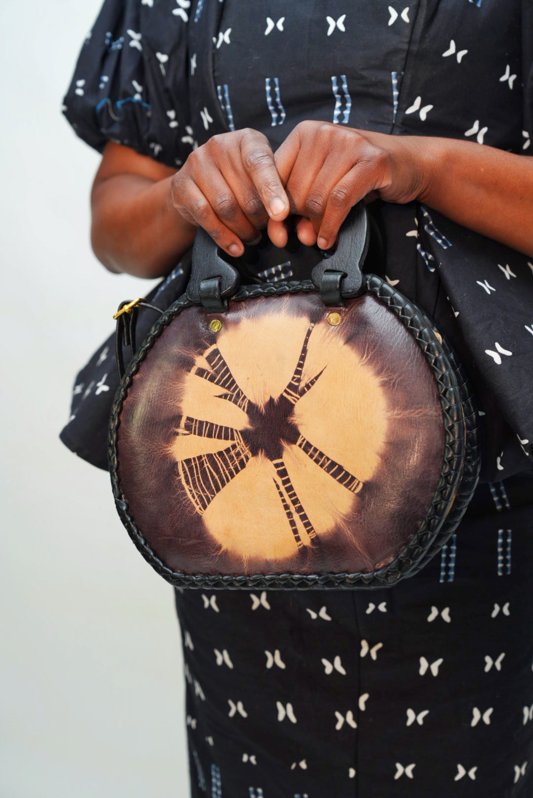 Sac noir bogolan cuir et anse en bois