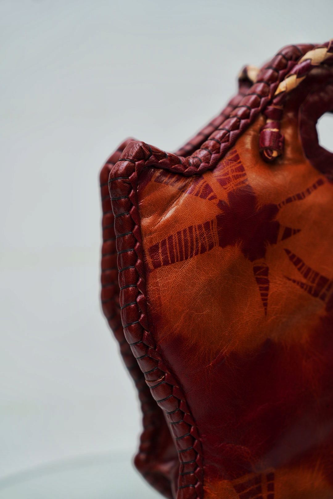 Sac marron en cuir, raphia et tissu Mandjak