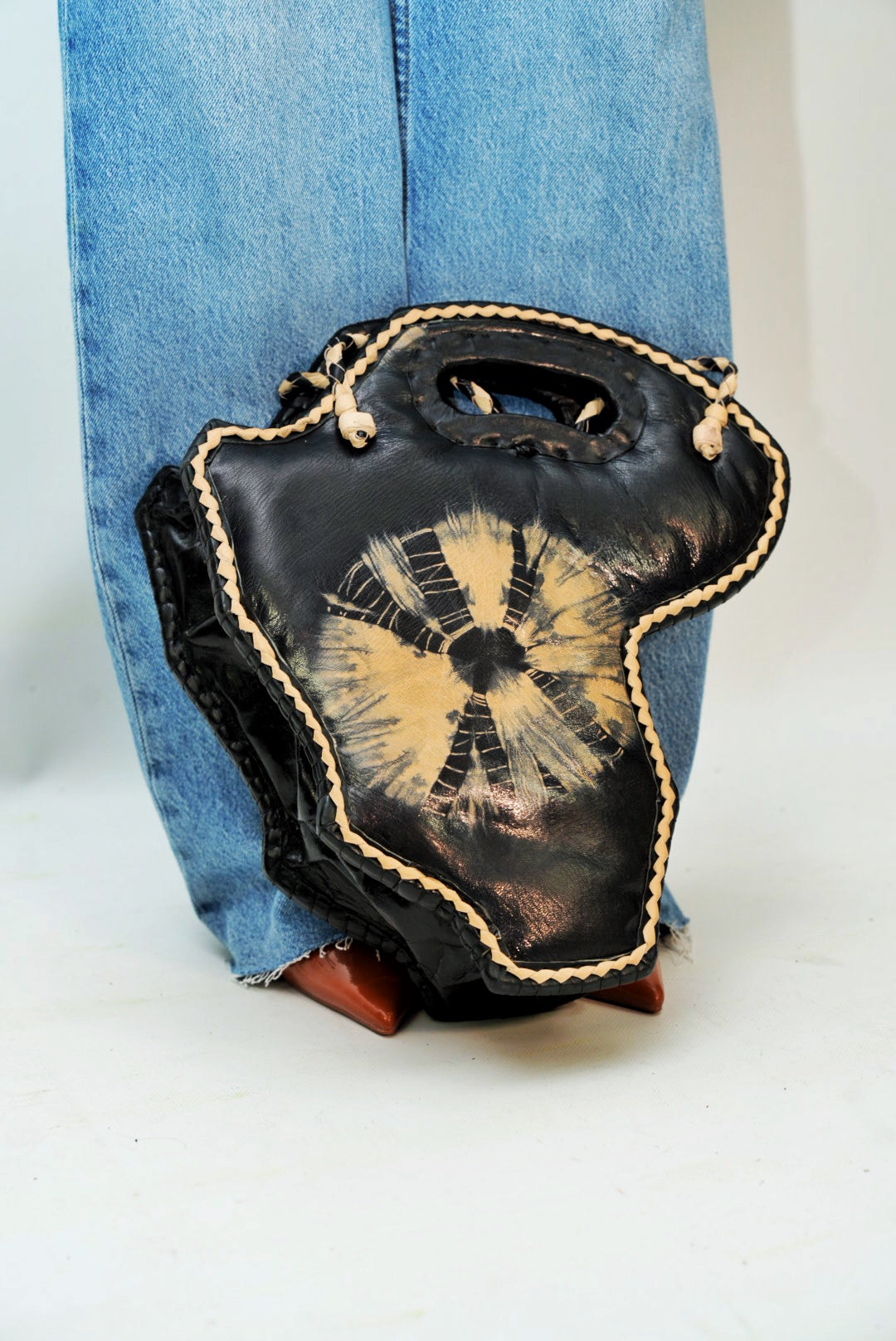 Sac noir en cuir, raphia et tissu Bogolan