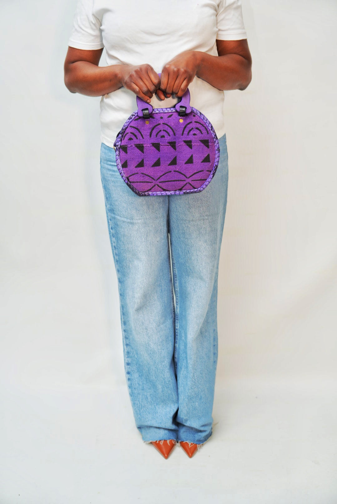 Sac en cuir, bogolan violet et anse en bois