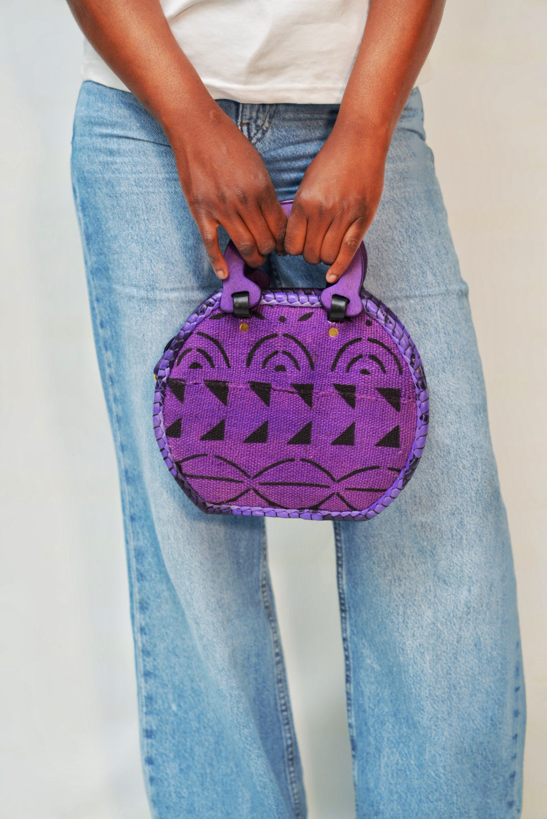 Sac en cuir, bogolan violet et anse en bois
