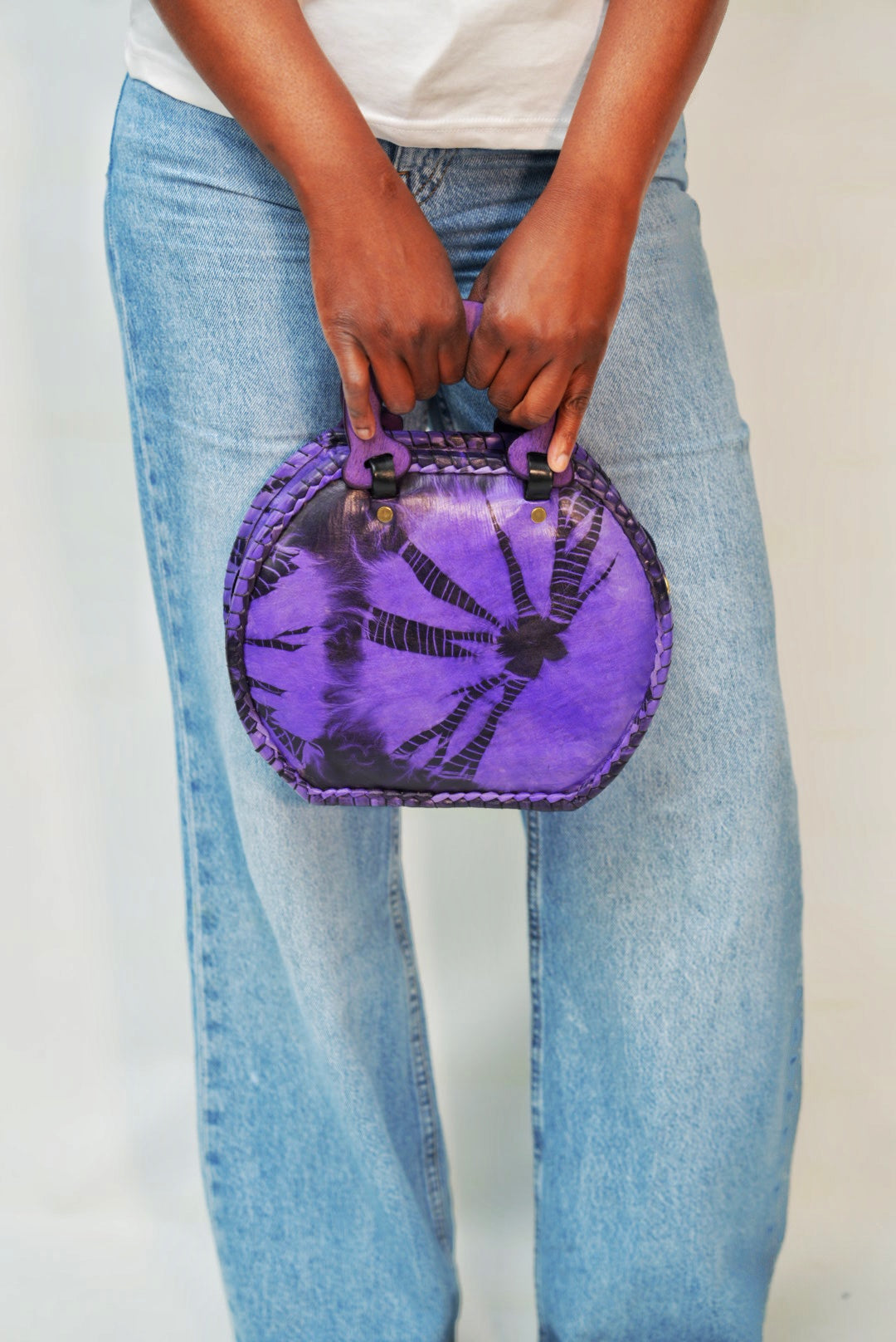 Sac en cuir, bogolan violet et anse en bois