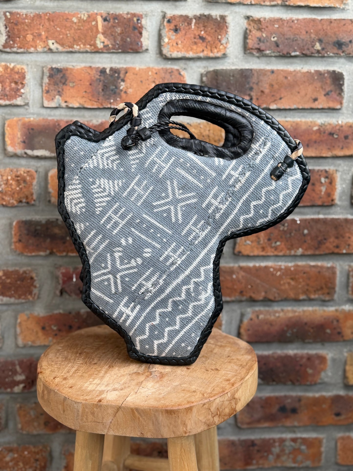 Sac carte d'Afrique Bogolan gris et cuir